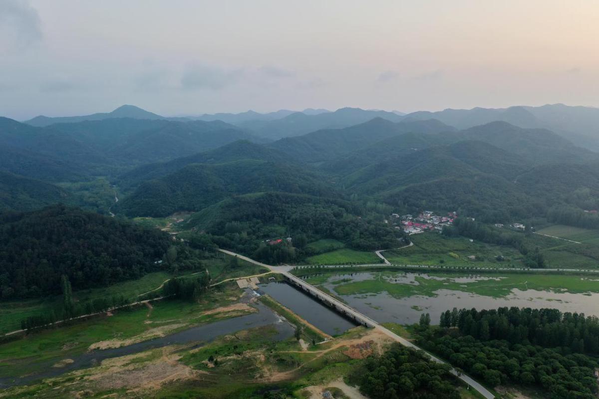 驻马店市确山县：建四好农村路 架干群连心桥(图1)